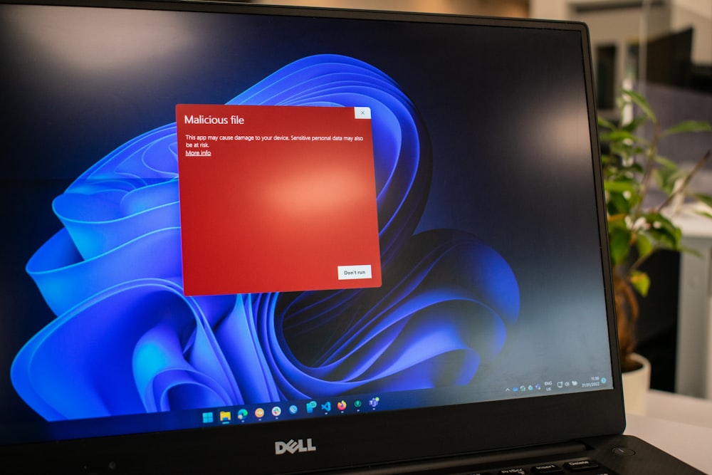 um computador portátil dell com uma tela vermelha