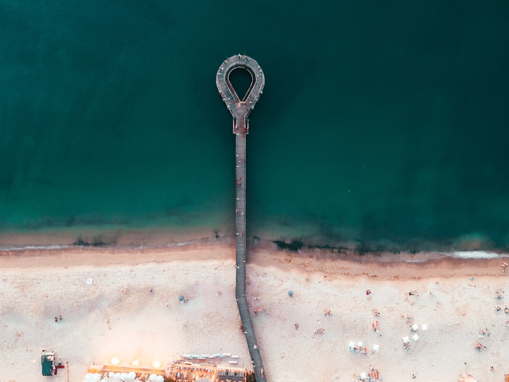 Una vista aérea de una playa con un poste de luz