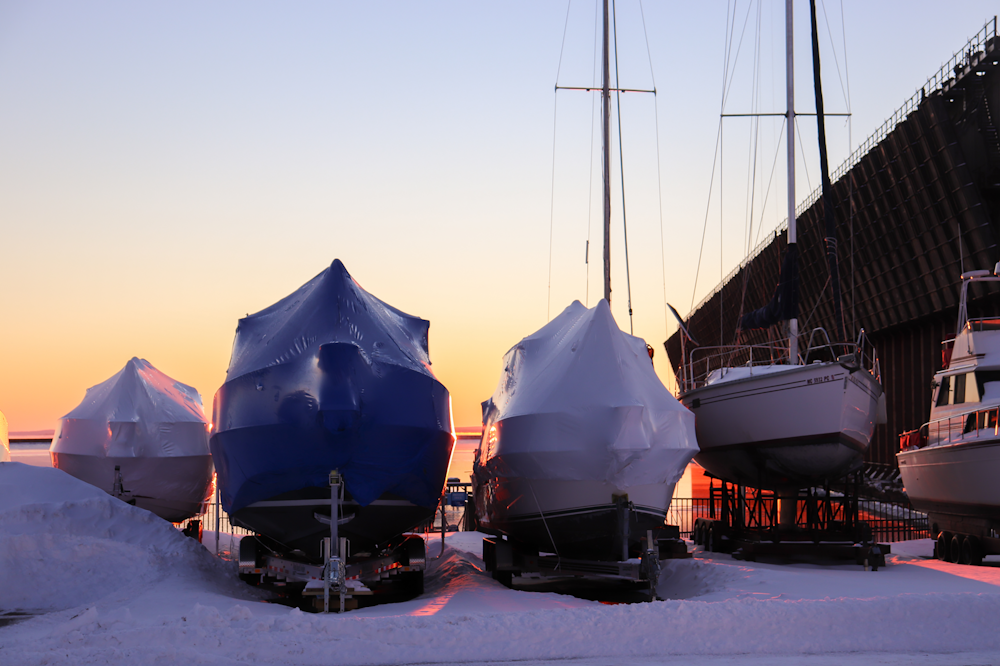 um par de barcos que estão sentados na neve