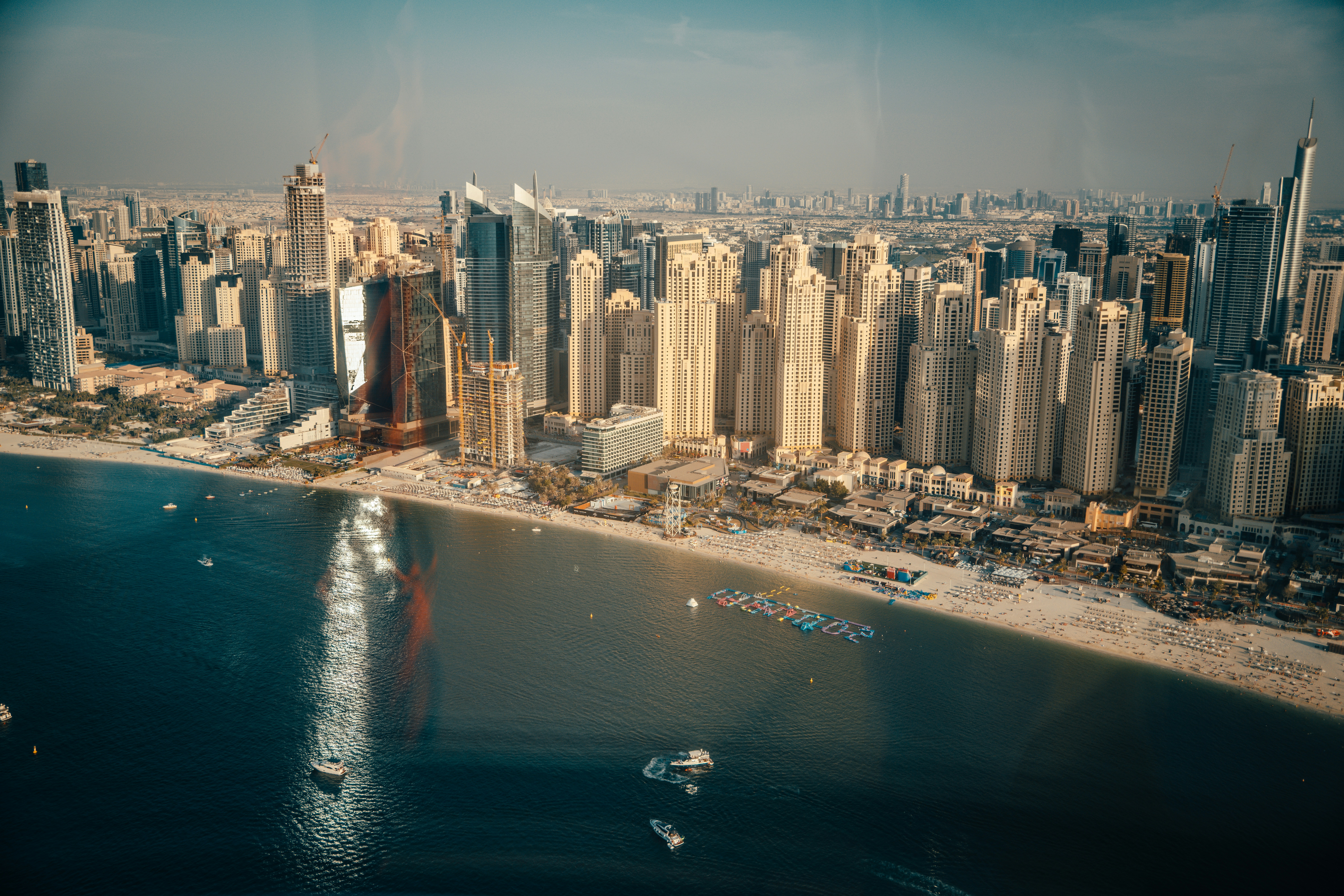 Parasailing nad Dubai Marina z zračnim pogledom na obalo