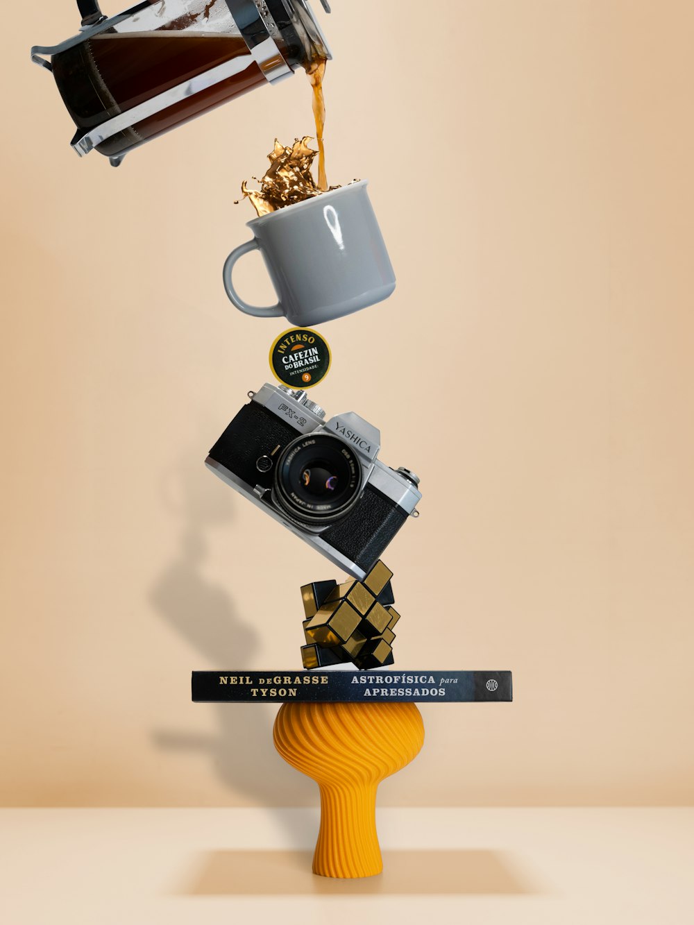 una tazza di caffè versata in una macchina fotografica