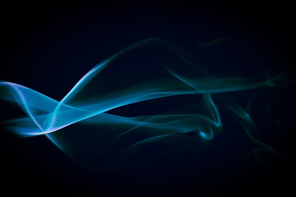 Un remolino de humo azul sobre un fondo negro