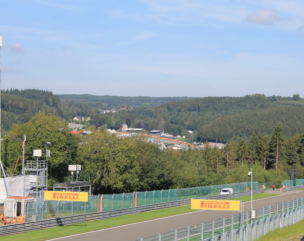 Una vista de una pista de carreras desde la distancia