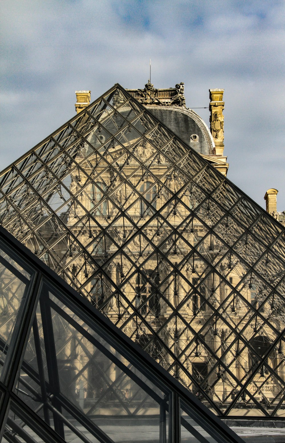 une grande pyramide de verre avec une horloge au-dessus