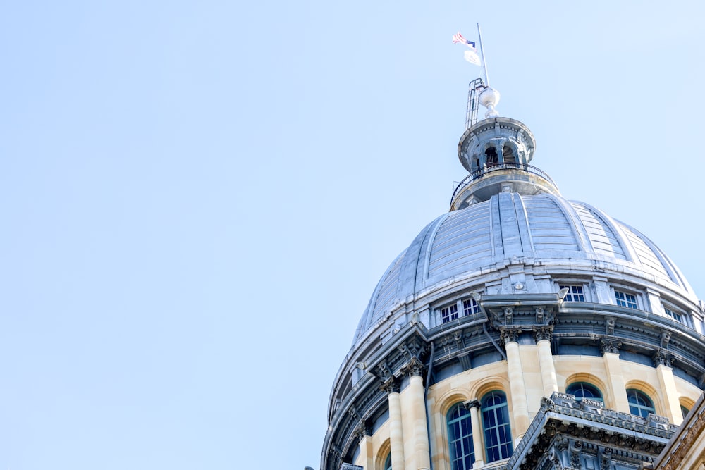 un grand bâtiment avec une horloge sur le dessus