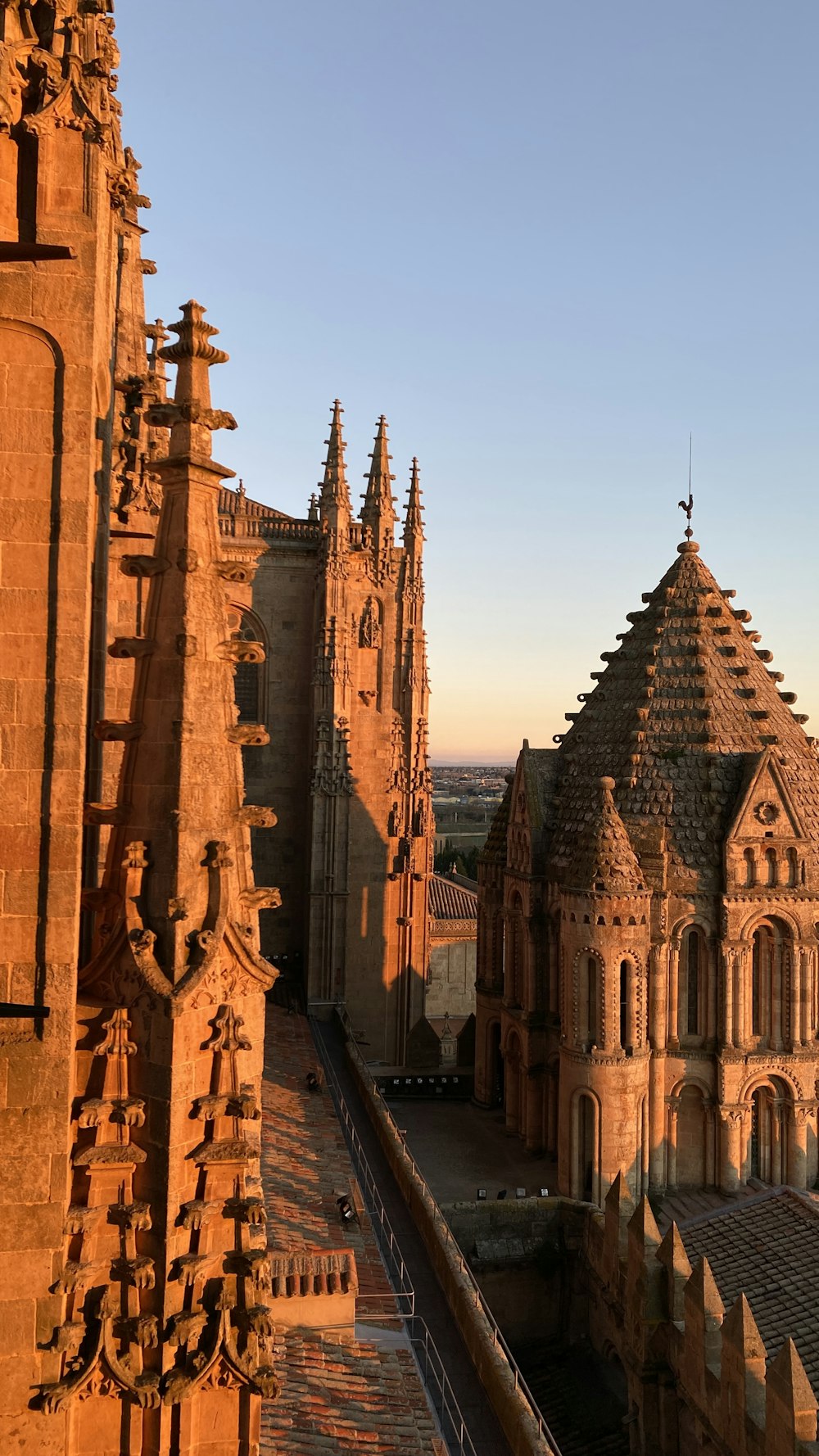 une vue d’une cathédrale d’un point de vue élevé