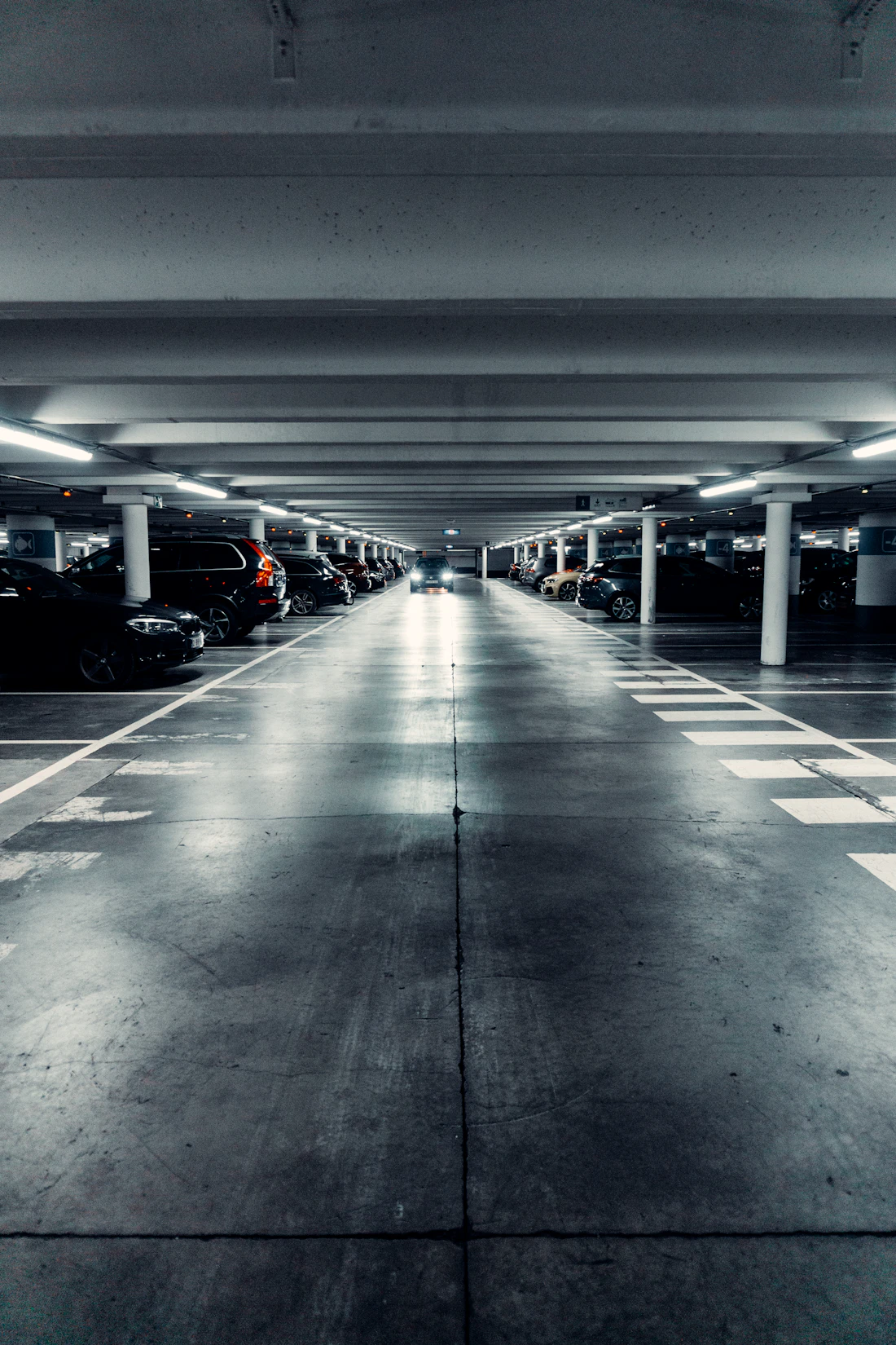 Tiefgarage mit zahlreichen parkenden Fahrzeugen