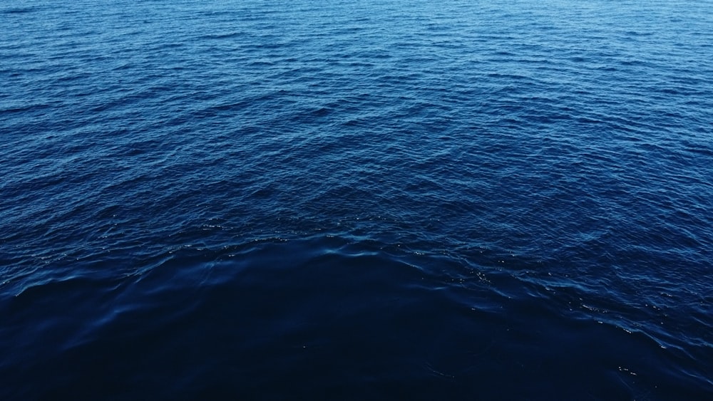 um corpo de água que é muito azul