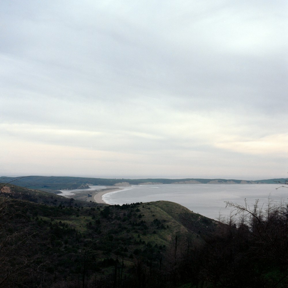 Una vista de un cuerpo de agua desde una colina