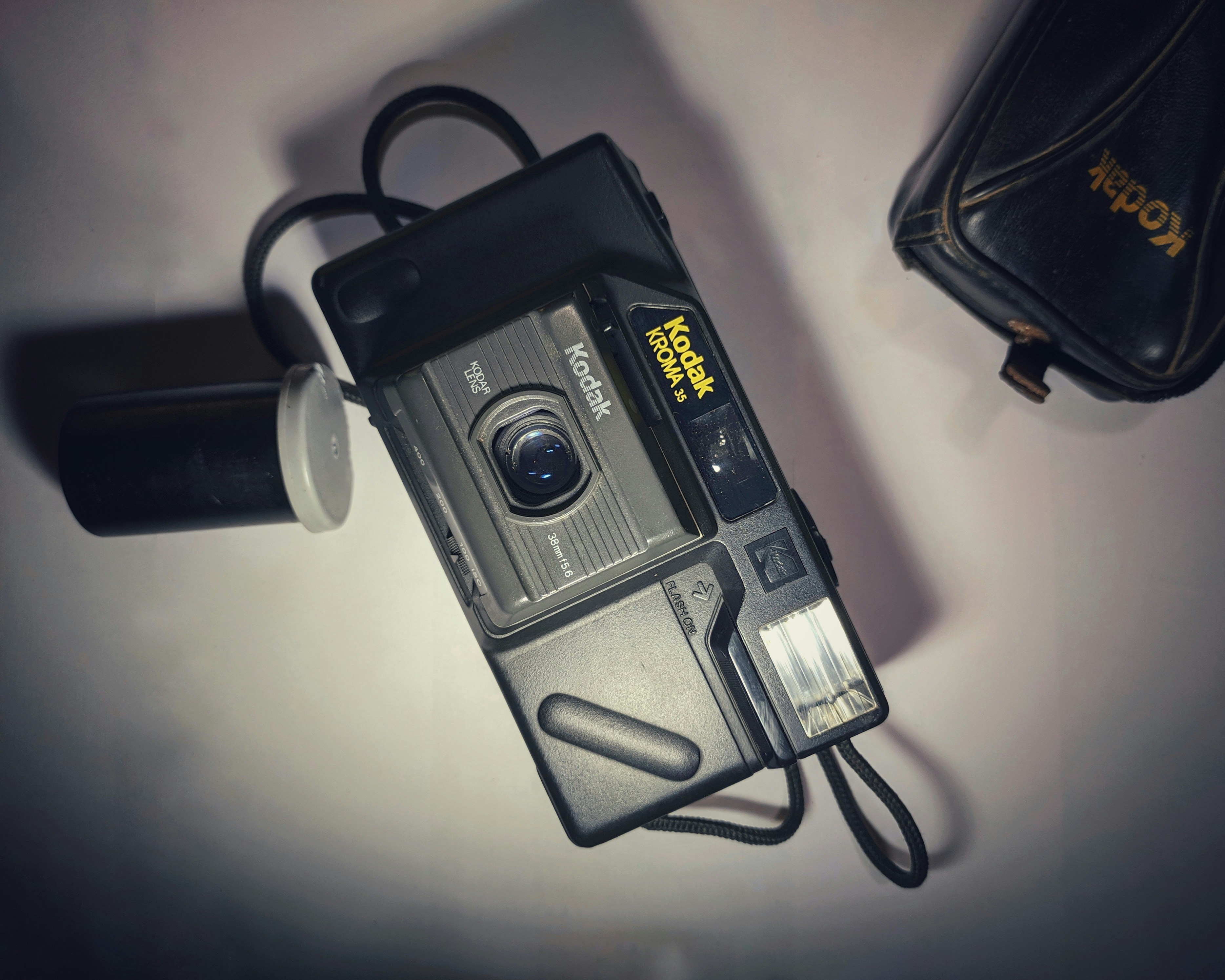 Una vieja cámara sentada encima de una mesa