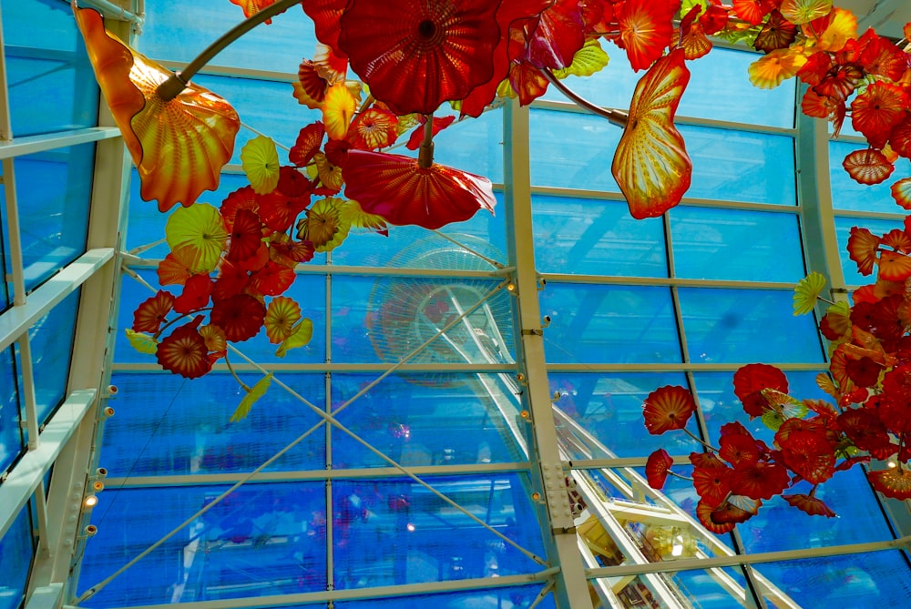 un plafond de verre avec un bouquet de fleurs qui y pendent