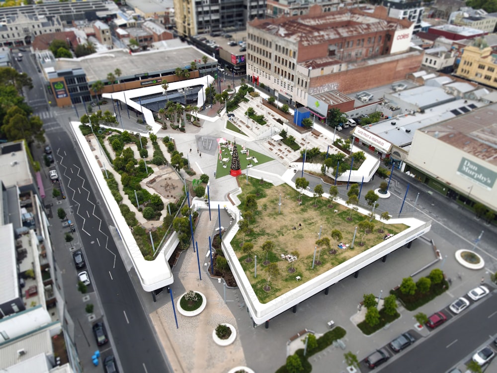 Una vista aérea de un edificio con un techo verde