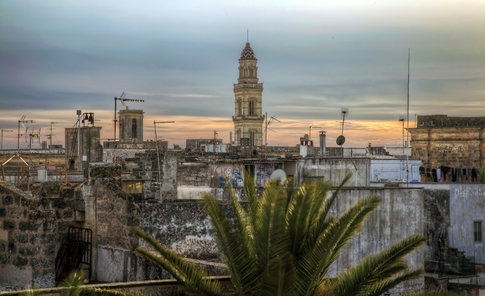 Un'alta torre dell'orologio che domina una città