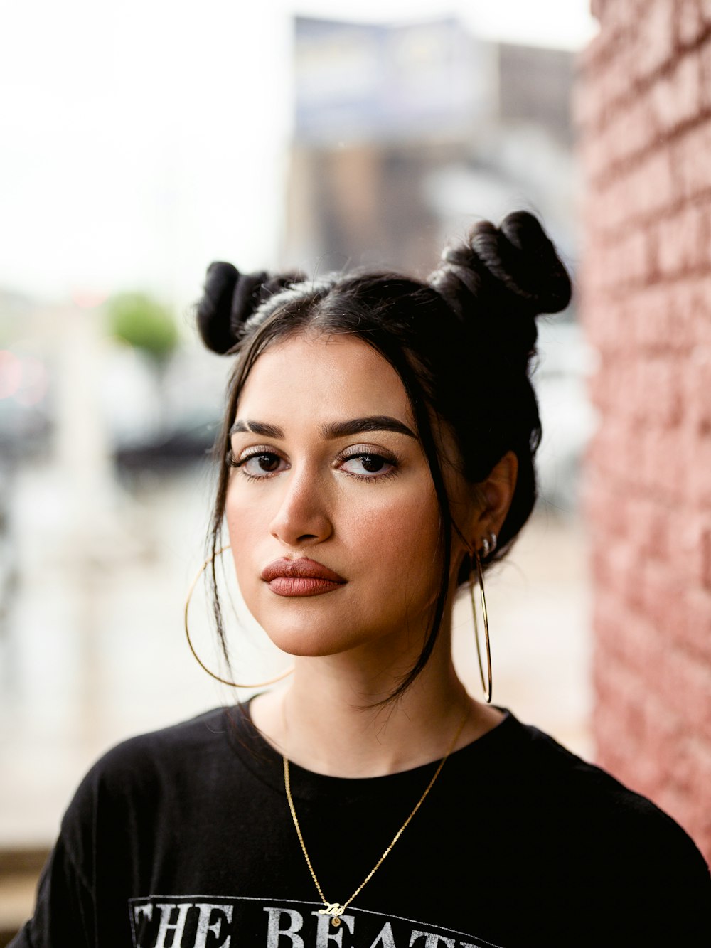 une femme avec un chignon dans les cheveux