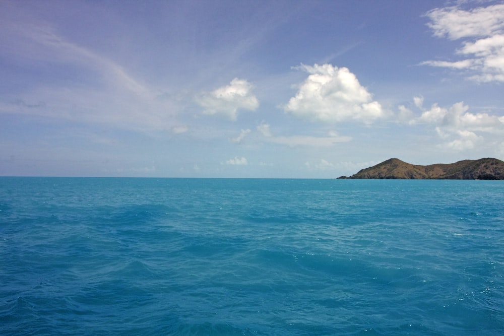 Un cuerpo de agua con una pequeña isla en la distancia