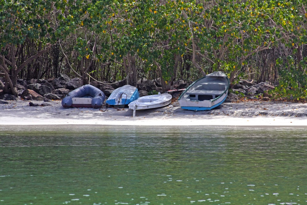 ein paar Boote sitzen auf einem Sandstrand