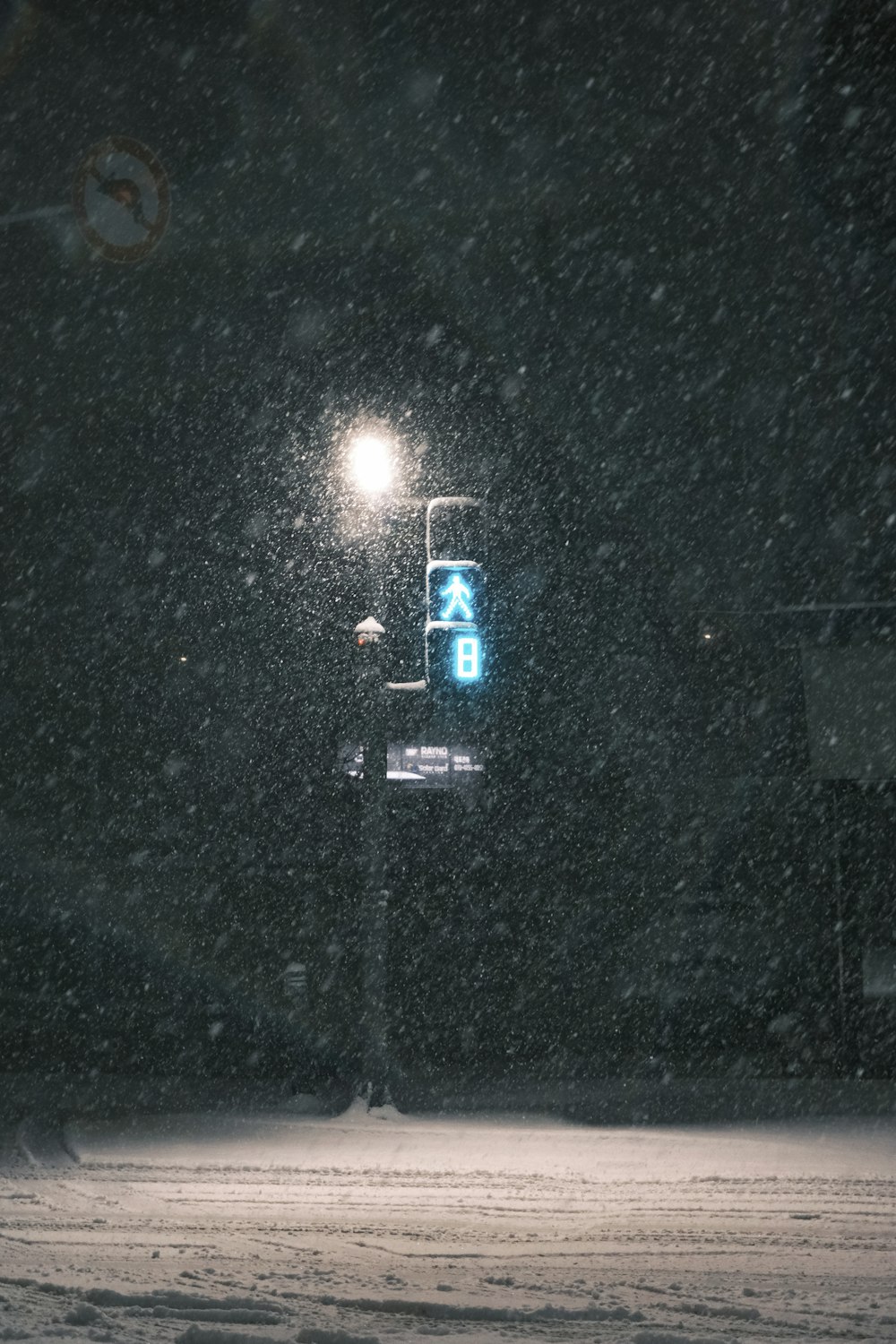 夜の雪の中の街灯