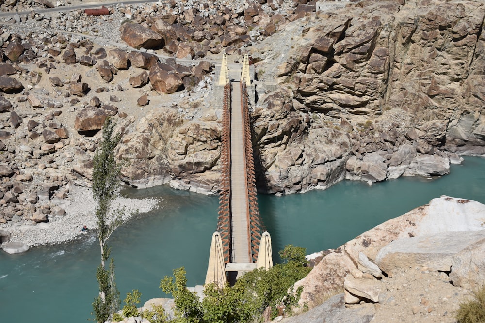 Un puente sobre un cuerpo de agua rodeado de rocas