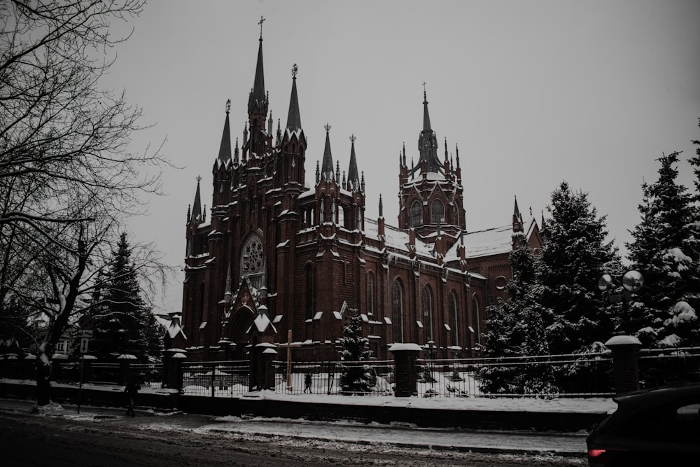 uma grande igreja com uma torre do relógio na neve