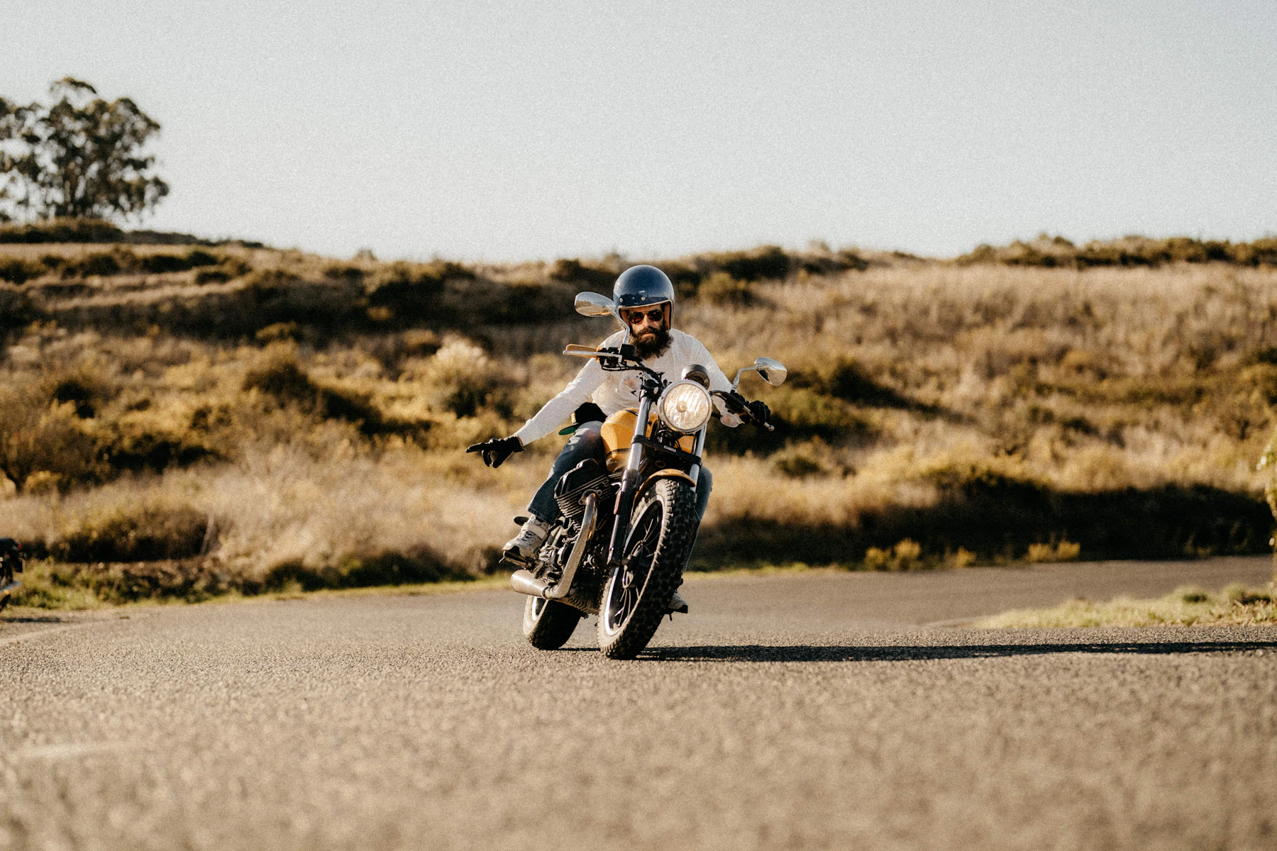 Motociclista equipado conduzindo em uma estrada