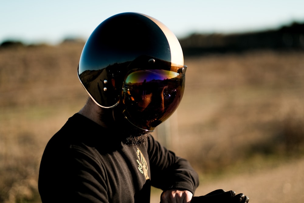 오토바이 헬멧과 선글라스를 쓴 남자