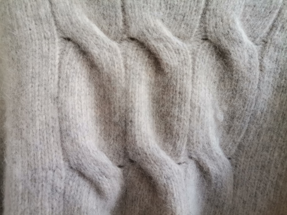 un primo piano della mano di una persona in un maglione