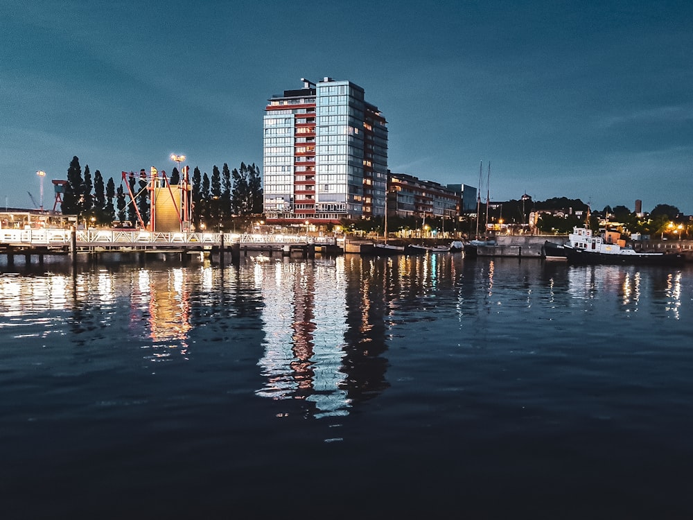 Una gran masa de agua con una ciudad al fondo