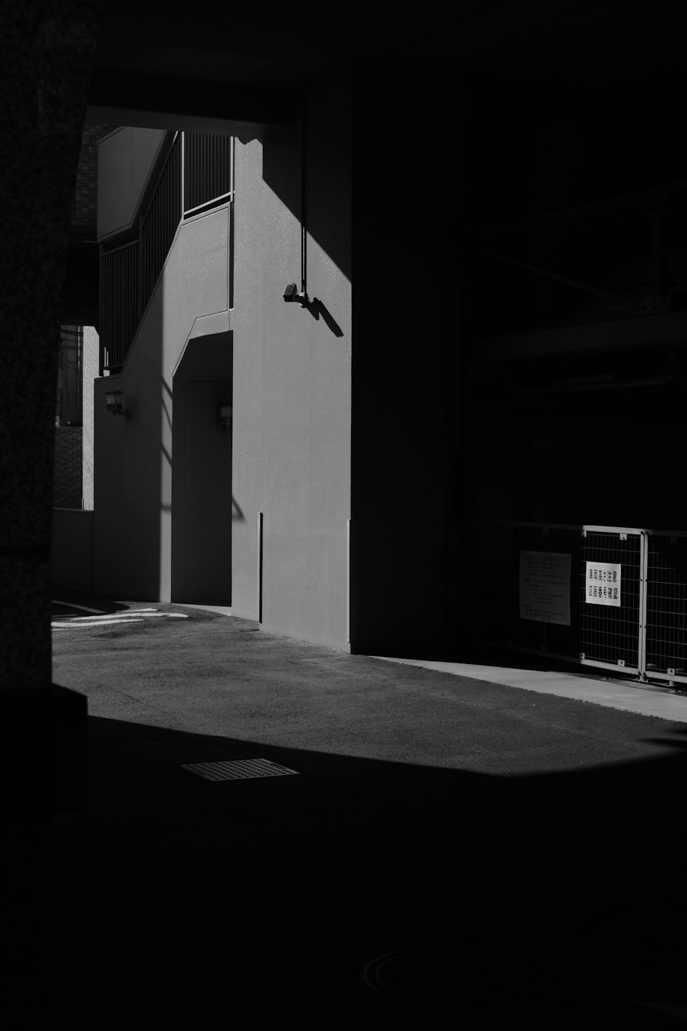 a black and white photo of a building