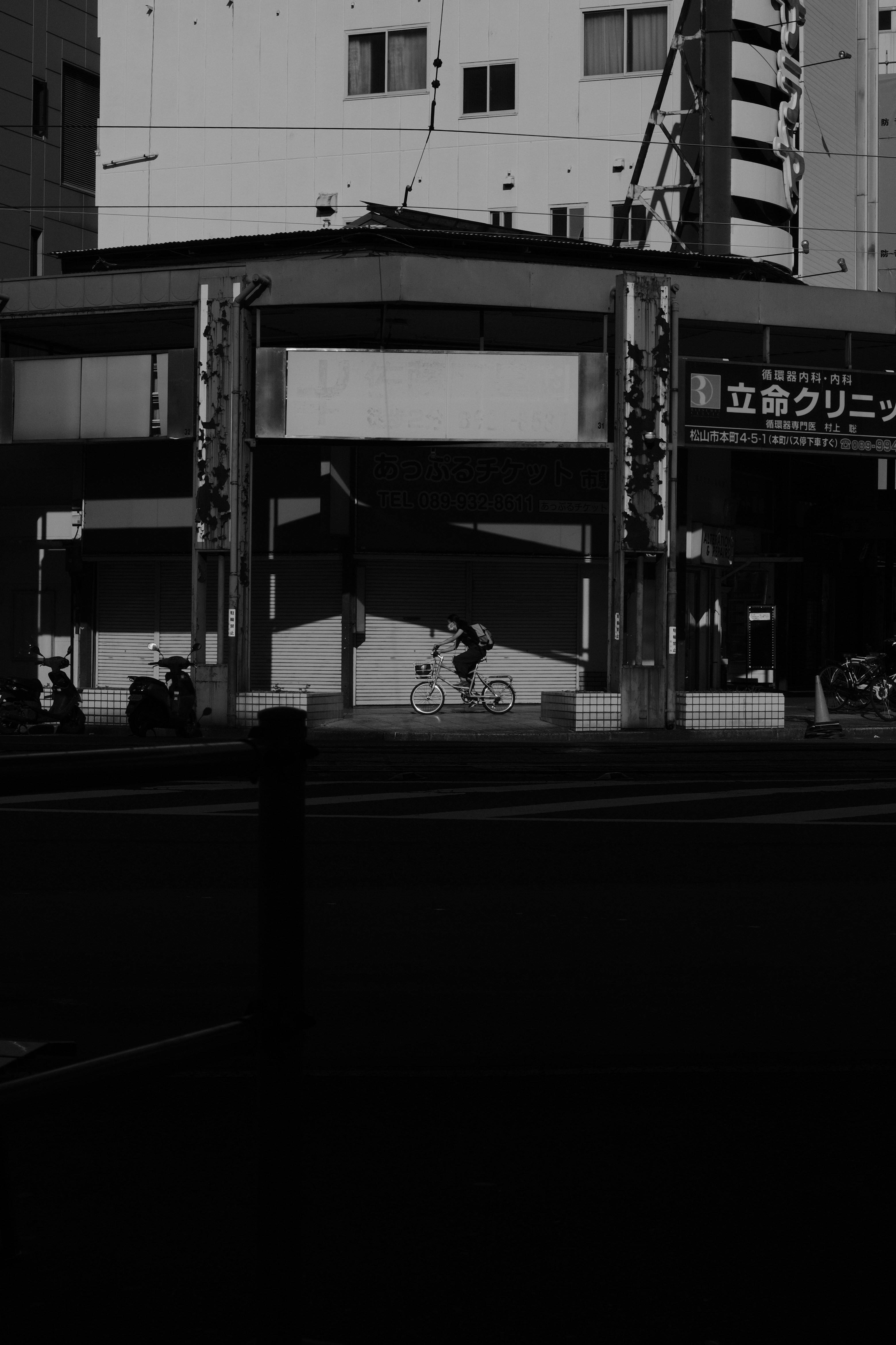 a black and white photo of a city street