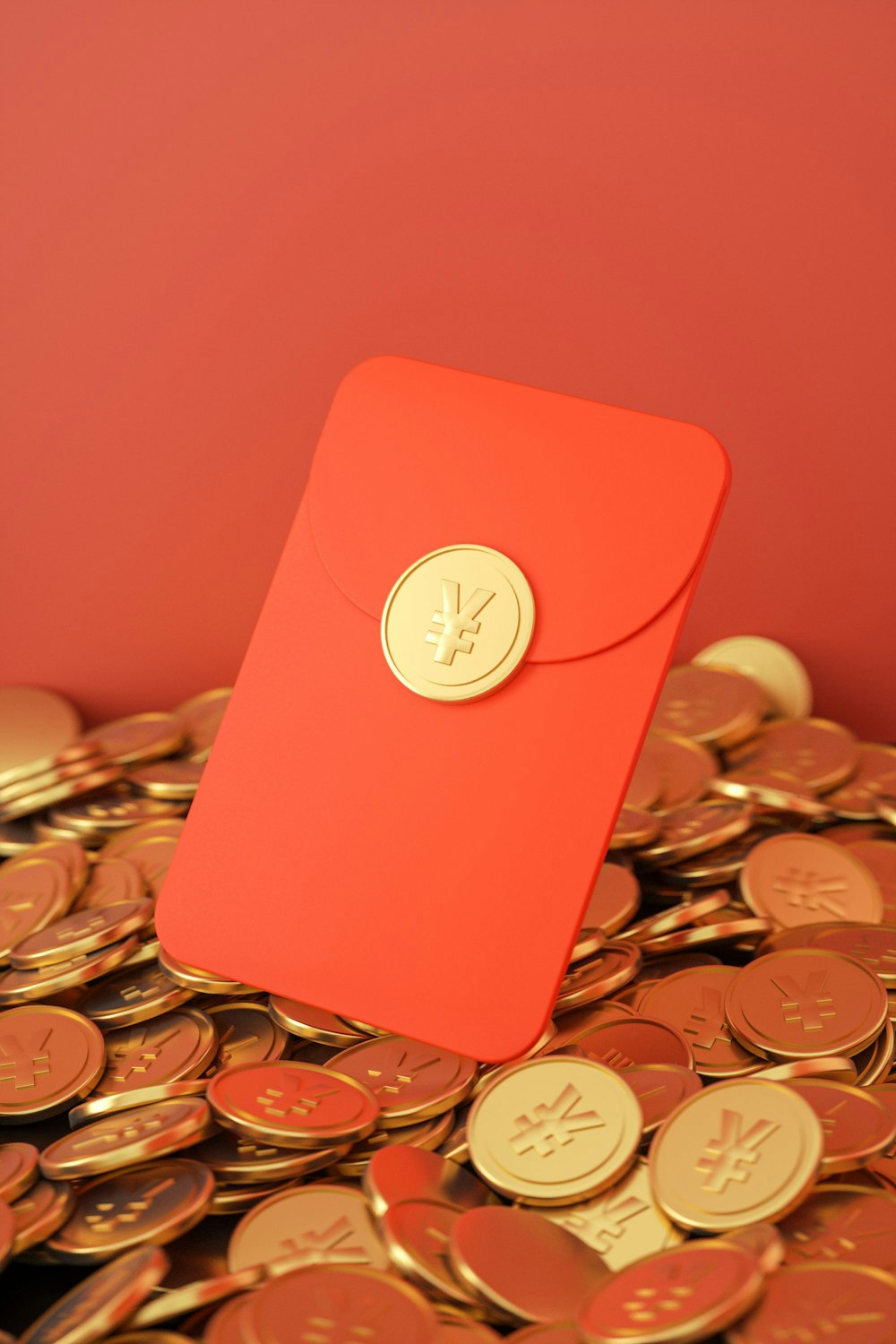 una busta rossa seduta sopra una pila di monete d'oro