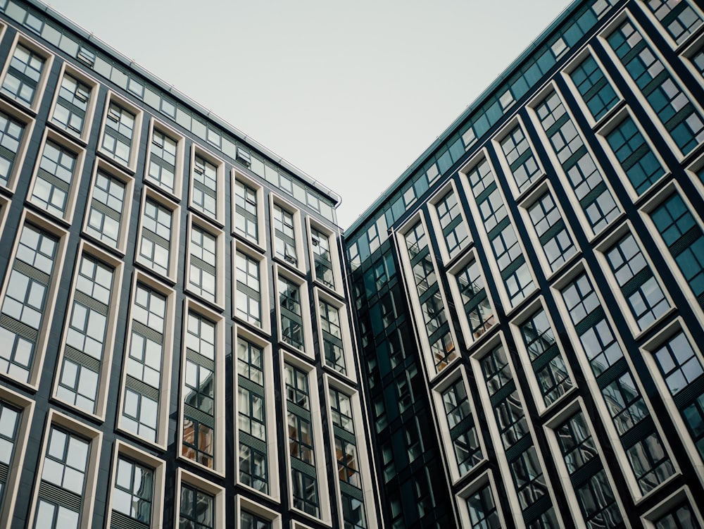 Un par de edificios altos sentados uno al lado del otro