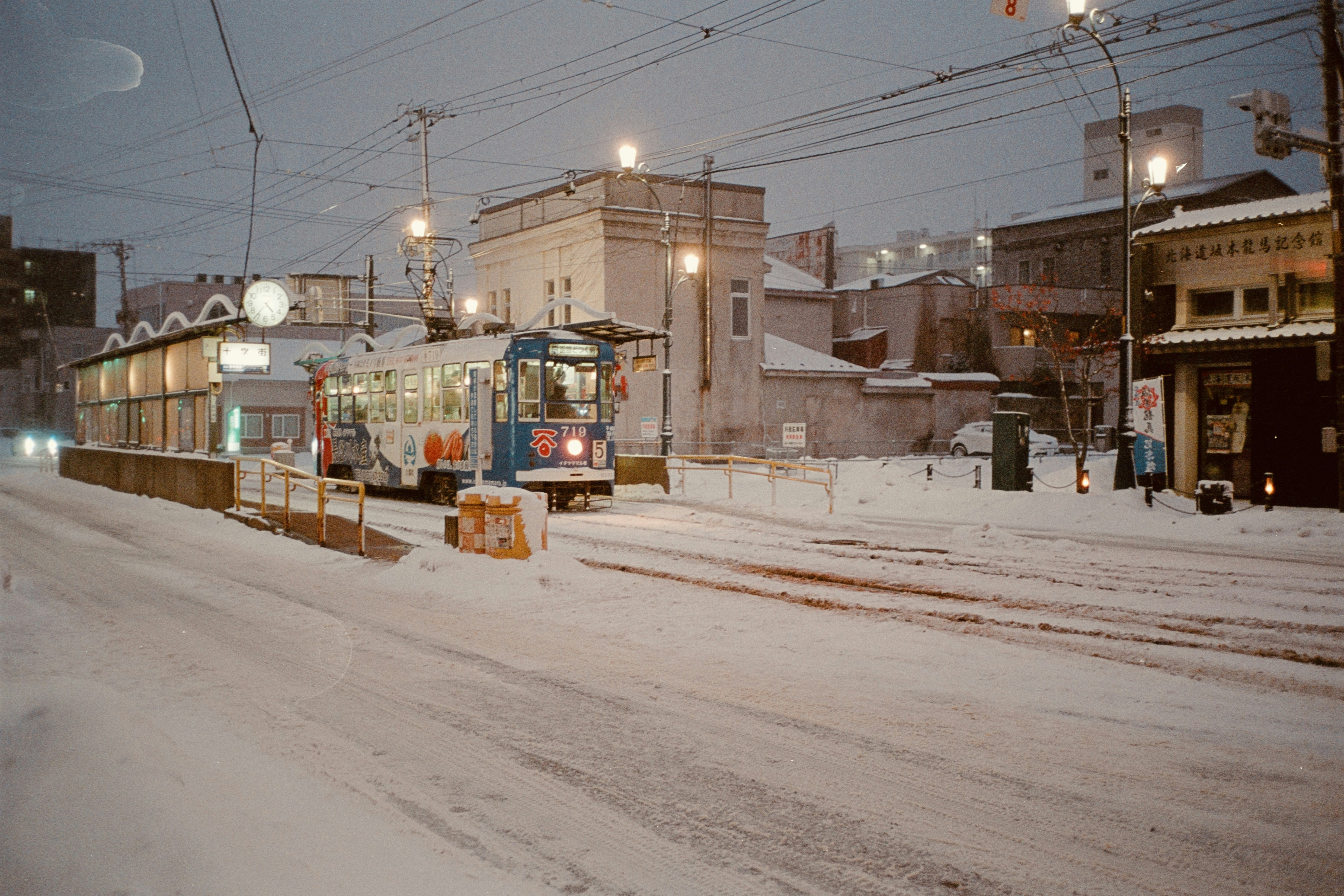 Un tren que viaja por una vía de tren cubierta de nieve