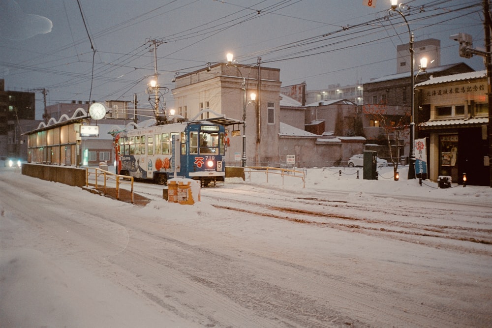 Ein Zug, der eine schneebedeckte Bahnstrecke hinunterfährt