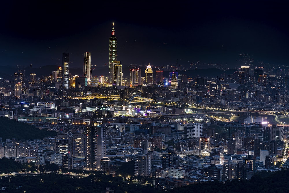 Une vue nocturne d’une ville avec beaucoup de grands immeubles