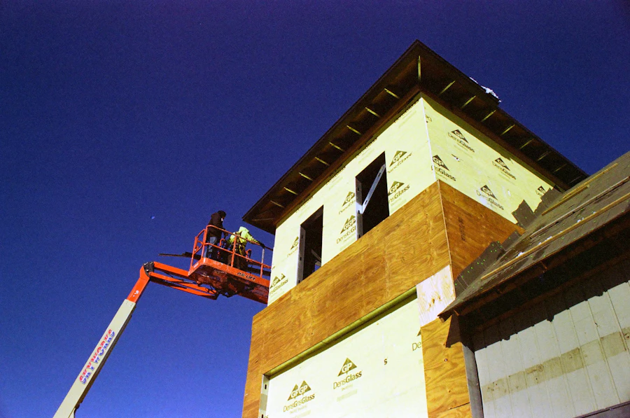 Operatori al lavoro su una piattaforma elevabile in cantiere
