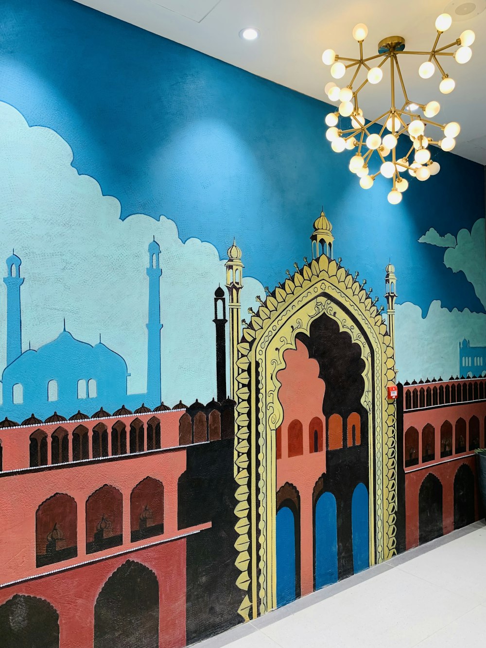 une grande peinture murale d’une mosquée sur le côté d’un bâtiment