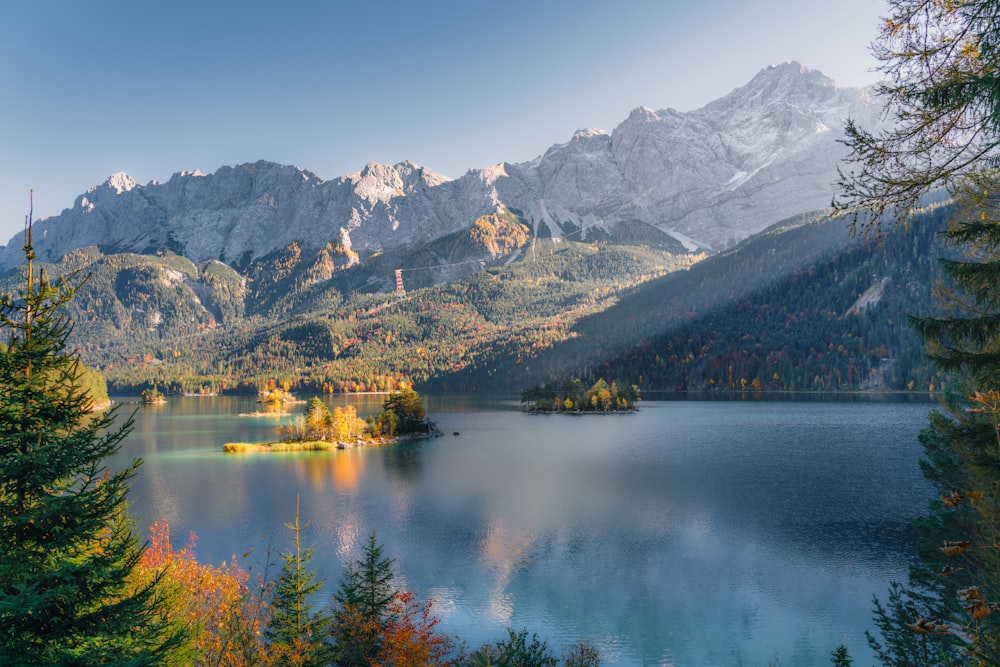 Un lago circondato da montagne e alberi