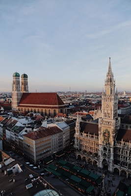 Marienplatz — Glockenspiel & Viktualienmarkt