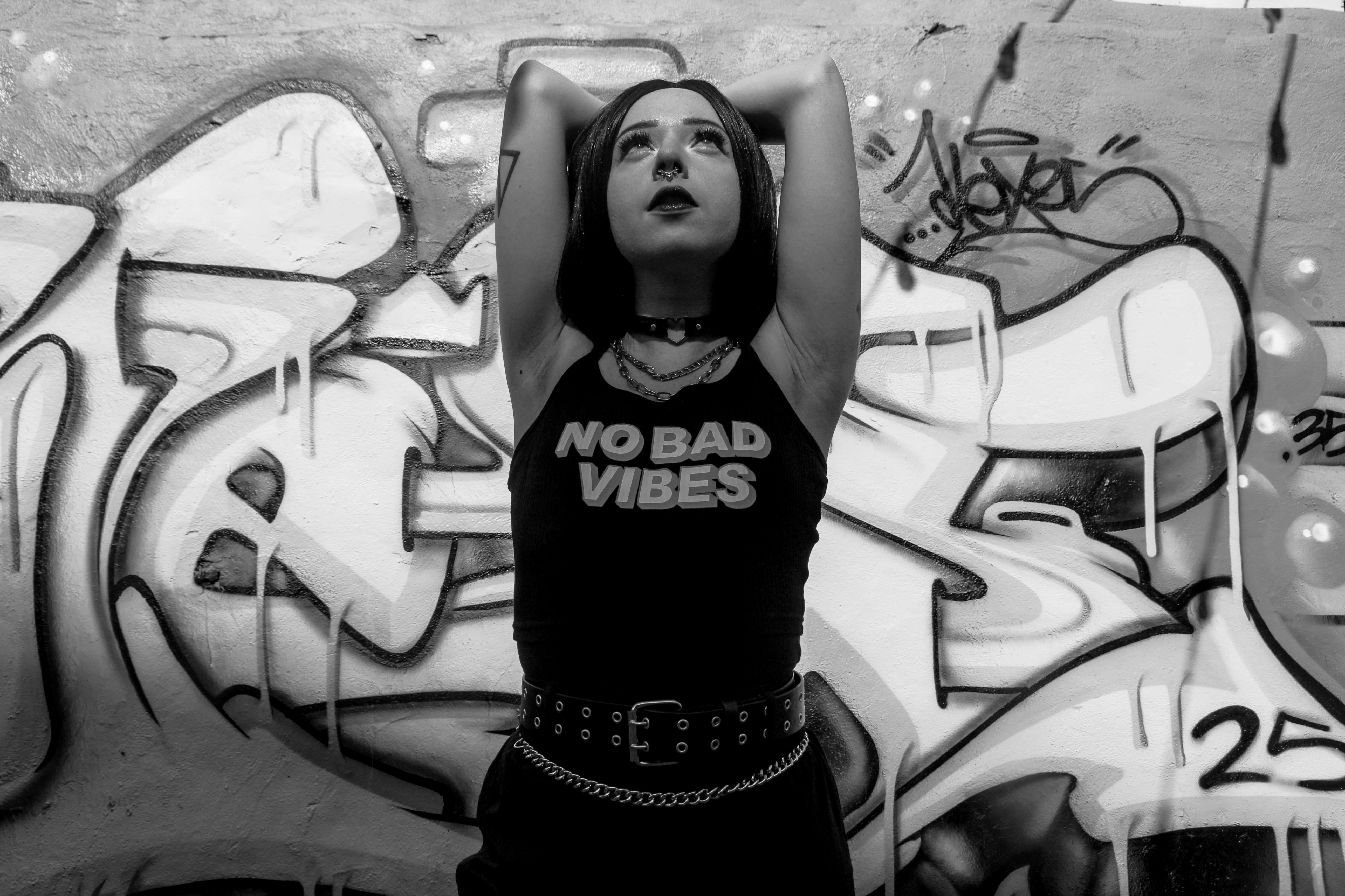 Una donna in piedi davanti a un muro coperto di graffiti