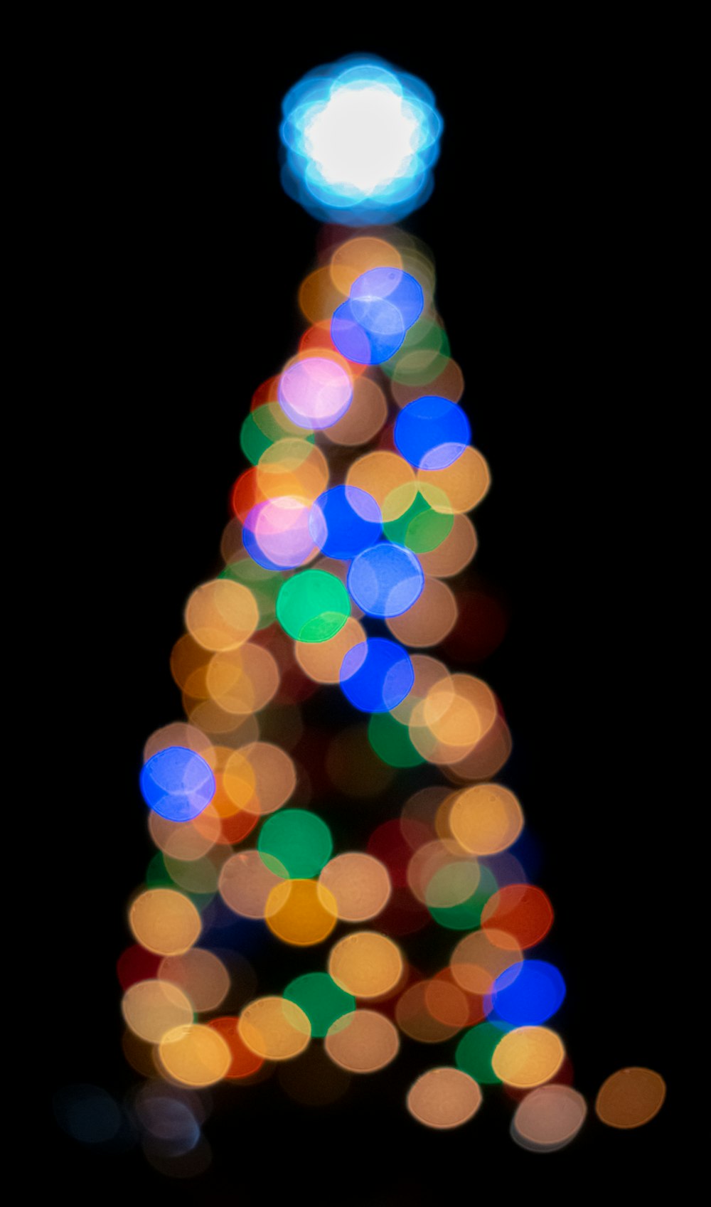 a blurry photo of a lit christmas tree