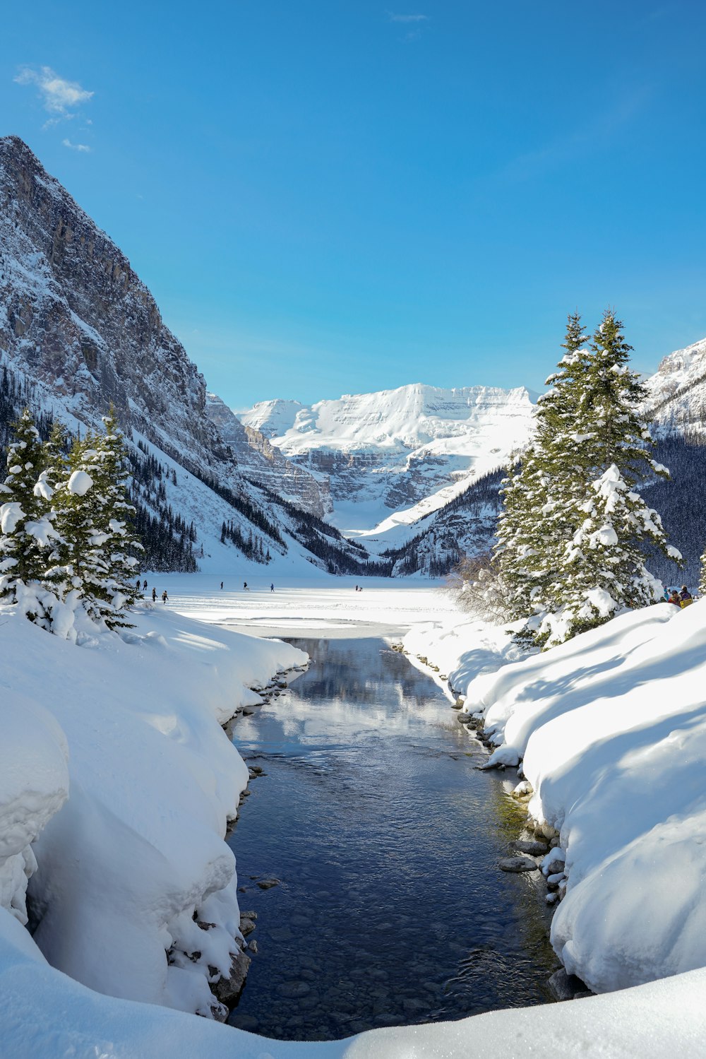 a river running through a snow covered valley