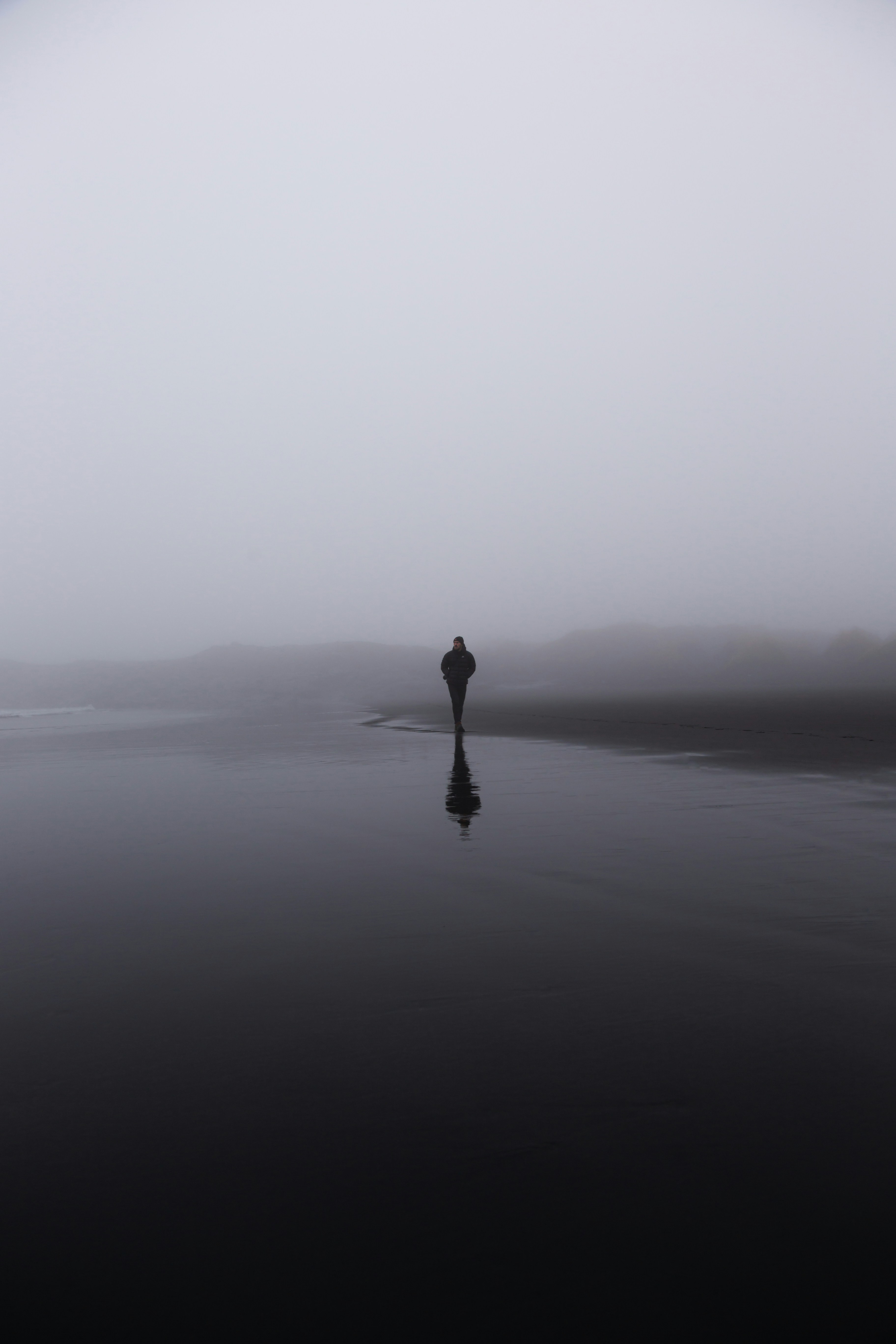 Foto Una persona parada en medio de un cuerpo de agua – Imagen Gris ...