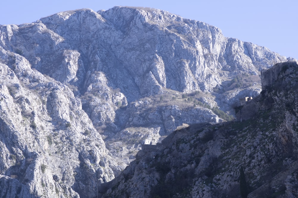 una montagna con una casa in cima