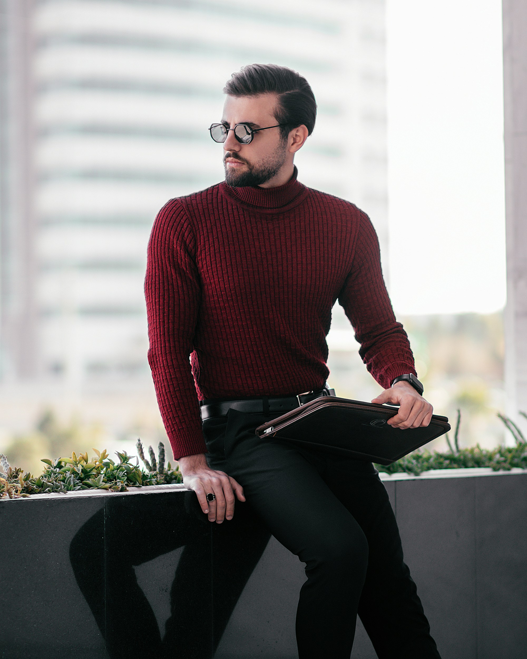 Ein Mann mit rotem Pullover und schwarzer Hose