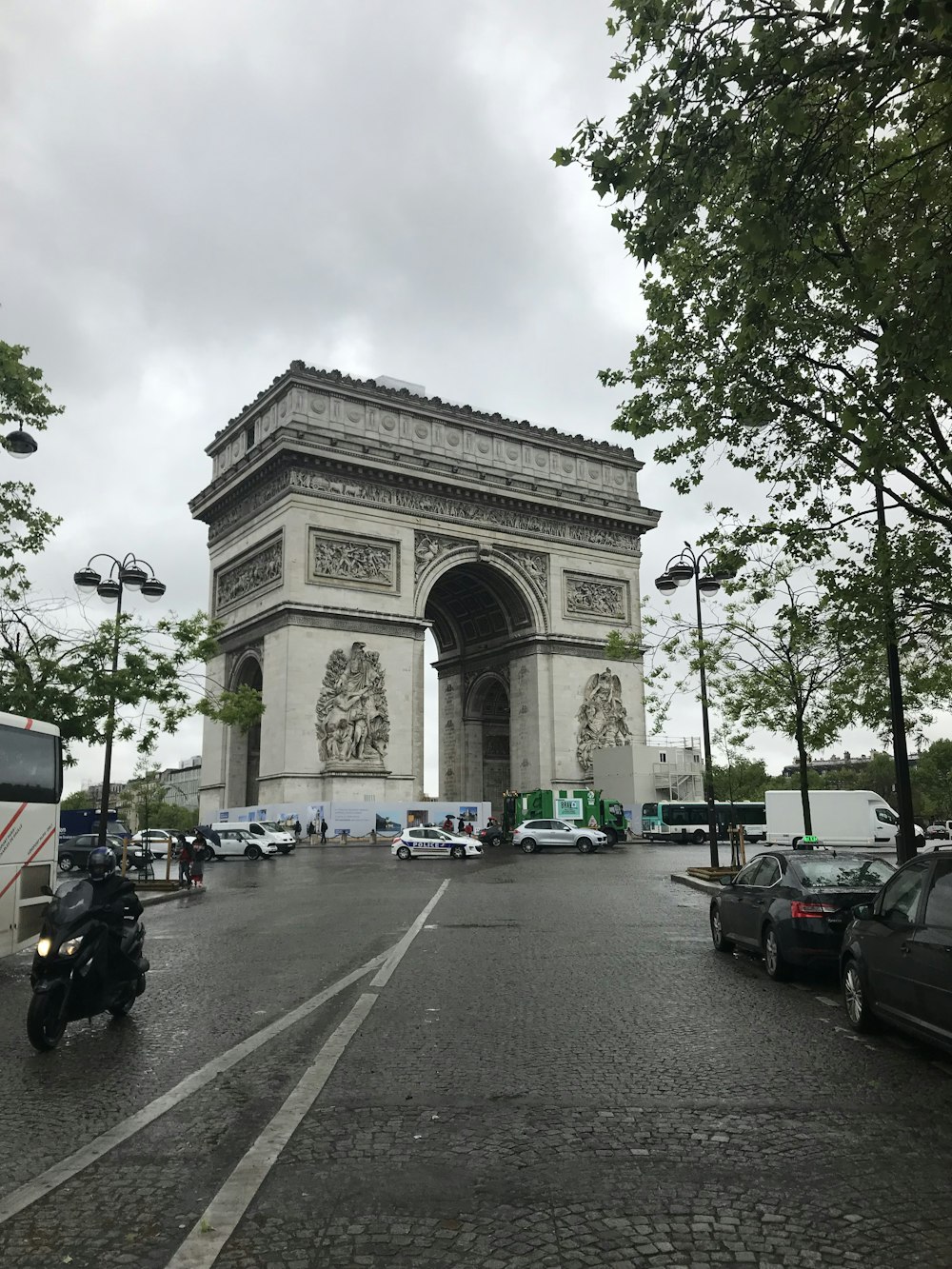 a motorcycle is parked in front of the arc of triumph