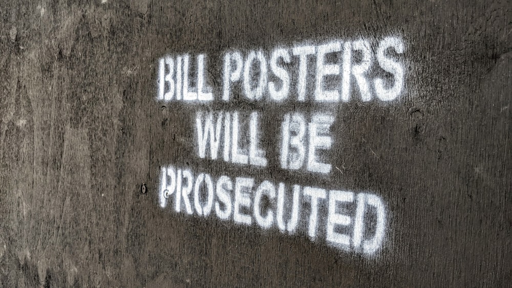 Graffiti an einer Wand, die besagt, dass Plakate beschafft werden