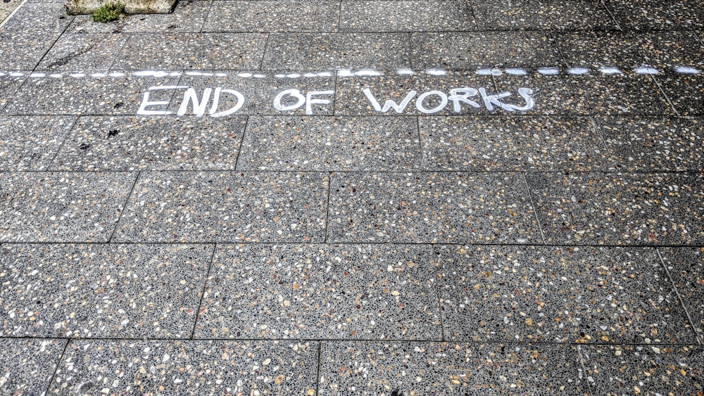 Ein Straßenschild mit der Aufschrift "Ende der Arbeit"