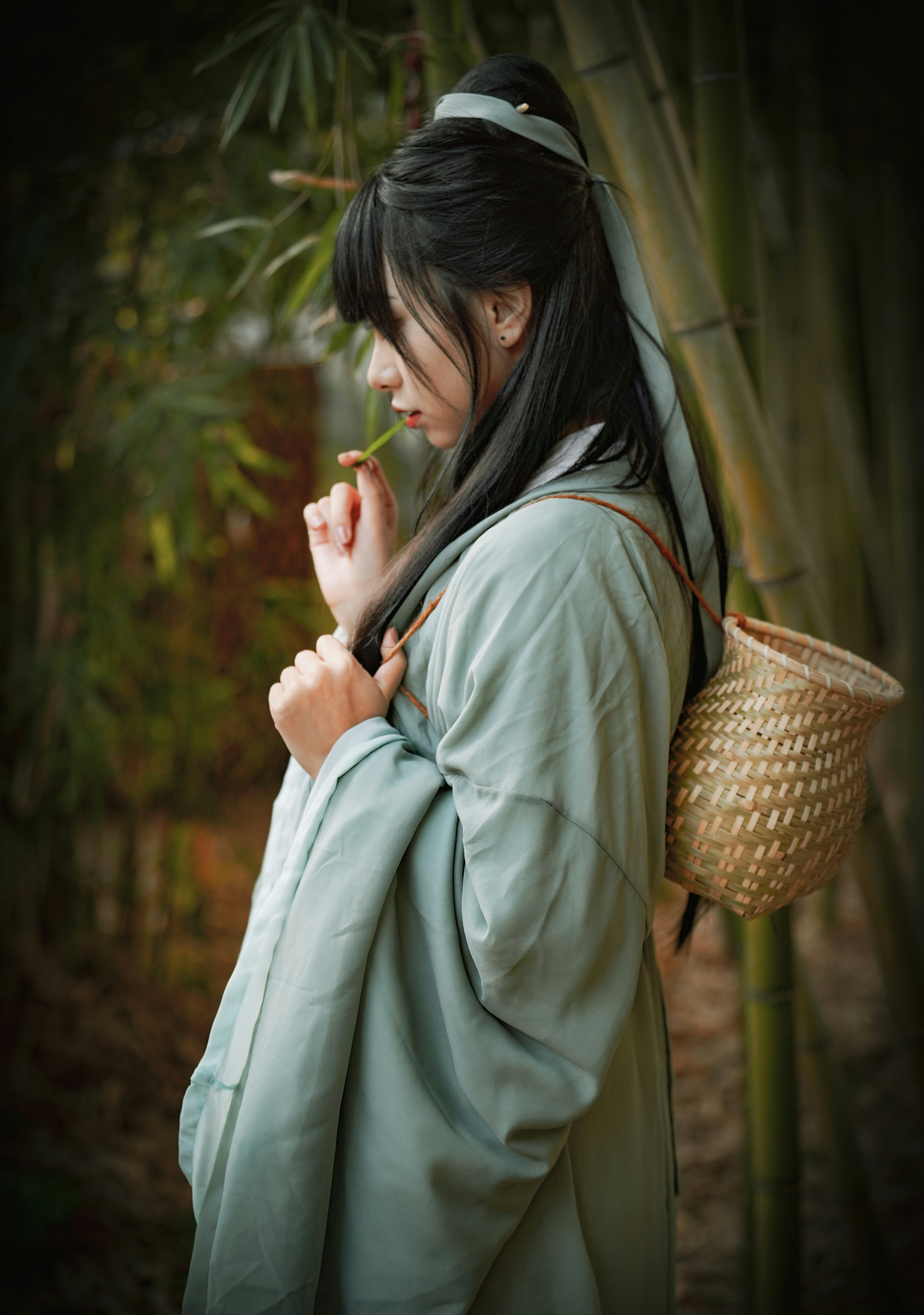 Seorang wanita dengan kimono memegang keranjang