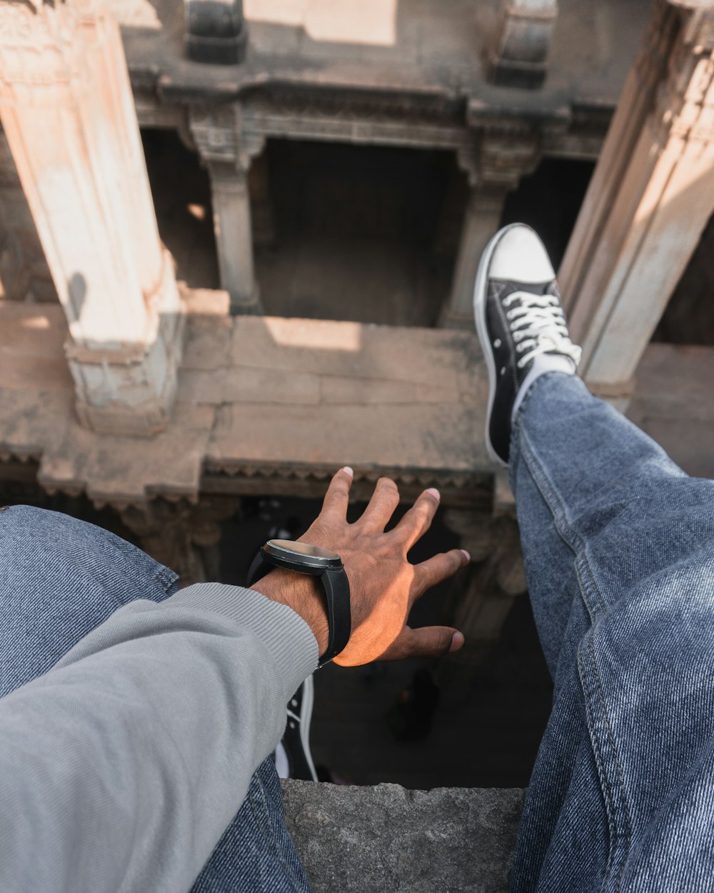 une personne avec les pieds en l’air