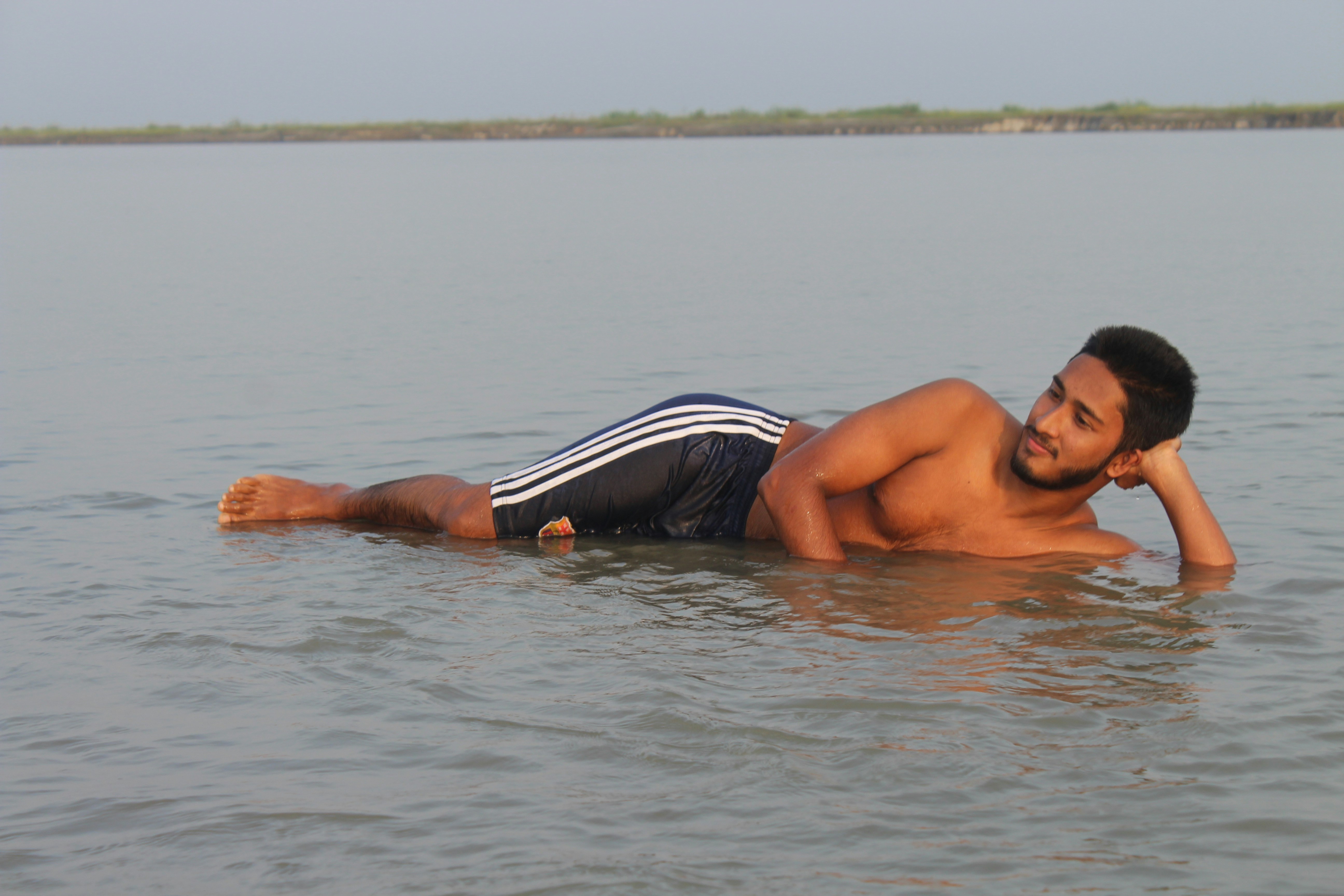 Ein Mann liegt auf einem Gewässer